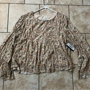 Peach Love Brand Bell Sleeve Floral Top. Size medium. NWT